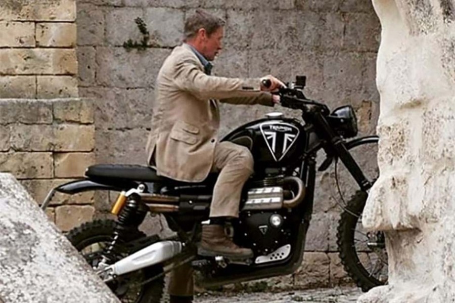 James Bond acelera a inédita Triumph Tiger 900 em novo 007 Mototour
